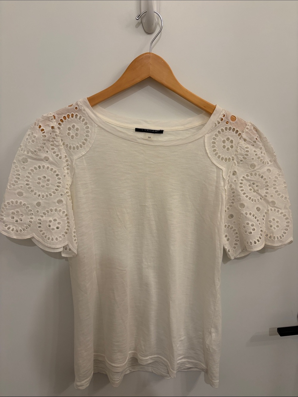 T Tahari White Eyelet Puff Sleeve Tee